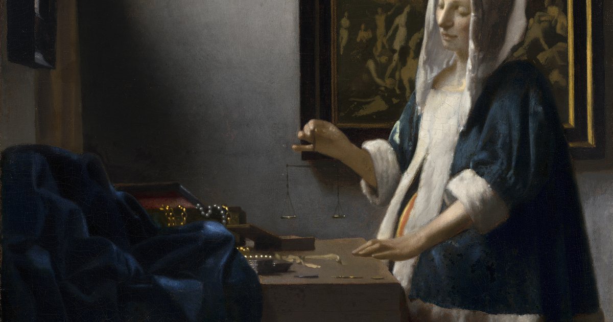 Une femme tient une balance vide au-dessus d'une table couverte de perles, dans la lumière d'une fenêtre